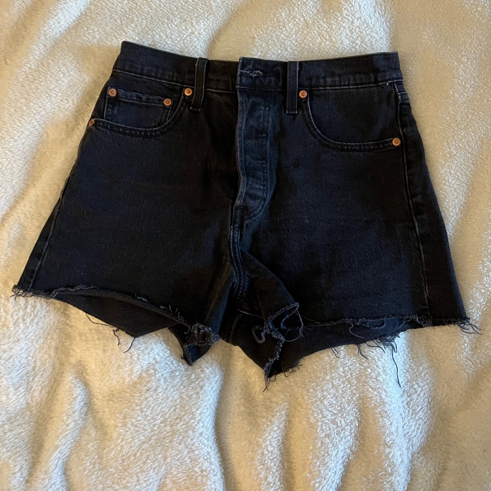 Levi’s Ribcage shorts in black size 27